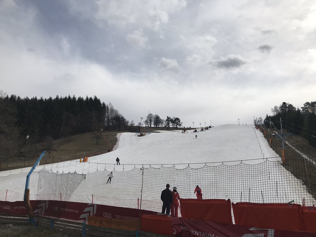 Zitkova_CT's tweet photo. 1 vlek, 3 lidi na svahu, 1 knedlík pod svahem... a to v téměř 15 stupních. #Stupava pořád jede. #lyzovani https://t.co/e64HSG0eM0