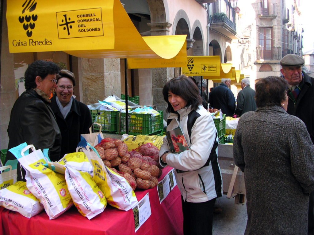 catexperience's tweet photo. Aquest cap de setmana #Solsona t'espera per gaudir de la 15a Fira del #Tromfó i la #Tòfona i el vi com a protagonistes! 🥔🍷
Més informació 👉 https://t.co/9PIvsQ7k8Z 
@solsonaturisme @aralleida @SomGastronomia https://t.co/eBbEHa2bX8