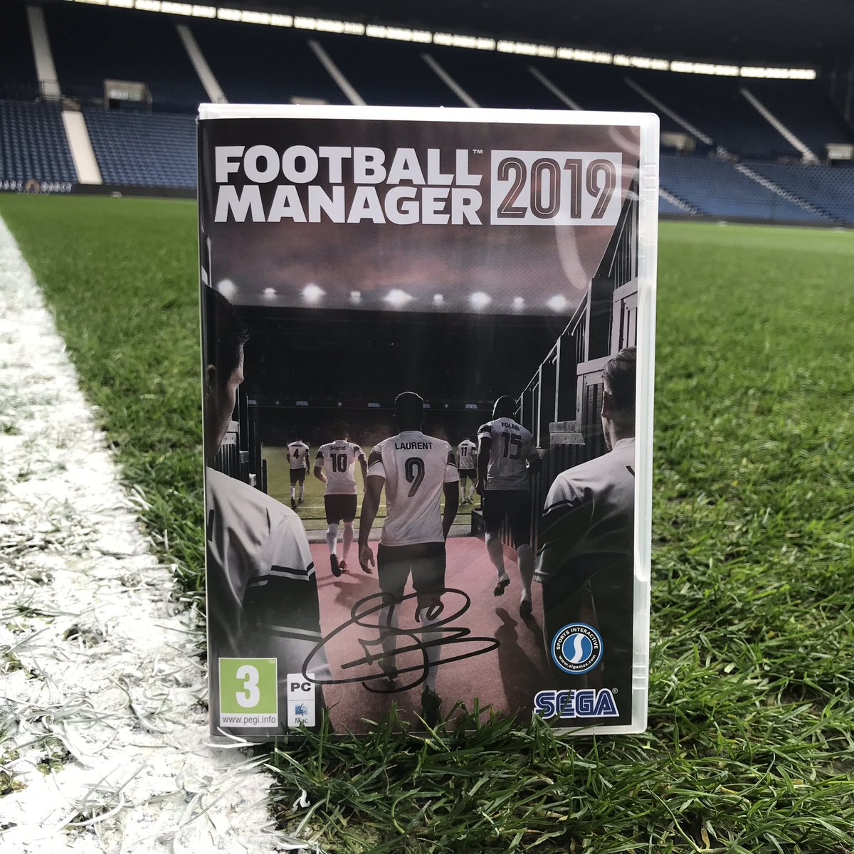 Want a copy of @FootballManager signed by Matt Phillips? 👀 Simply RT this post before 10am on Saturday, March 9 to enter the competition! 🔁 Winner to be contacted directly. #FM19 | #WBA