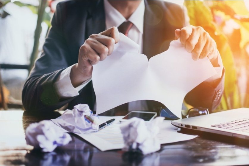 الثقة خربت حياتك مرتين ، 
الاولى من وثقت بناس ماتستاهل
والثانية من بطلت تثق بأي واحد وضيعت منك الناس التستاهل