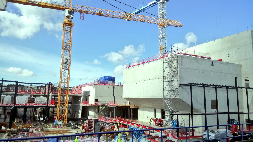 Beverwaard_Nu's tweet photo. Een paar maanden geleden werden hier heipalen de grond in gestampt. Nu staat er al een kolossaal gebouw bovenop. De werkruimte is nu zeer beperkt, en met twee kranen bouwt men in hoog tempo door! #Kunstenpand bij Zuidplein! #Zuidwordtookmooi https://t.co/yVwPiWlMiA