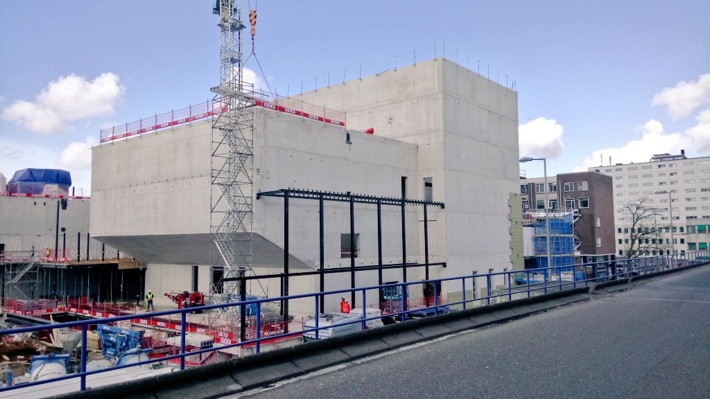 Beverwaard_Nu's tweet photo. Een paar maanden geleden werden hier heipalen de grond in gestampt. Nu staat er al een kolossaal gebouw bovenop. De werkruimte is nu zeer beperkt, en met twee kranen bouwt men in hoog tempo door! #Kunstenpand bij Zuidplein! #Zuidwordtookmooi https://t.co/yVwPiWlMiA