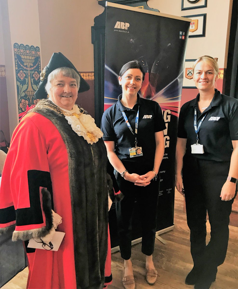 👷‍♀️To celebrate #WomensDay2019 our HR team met the Grimsby Mayor - Cllr Hazel Chase - at the town hall networking event, to inspire and promote our traditional male industry to the next generation of female workers #FemalesMarch #WomensDay #NorthernPowerhouse