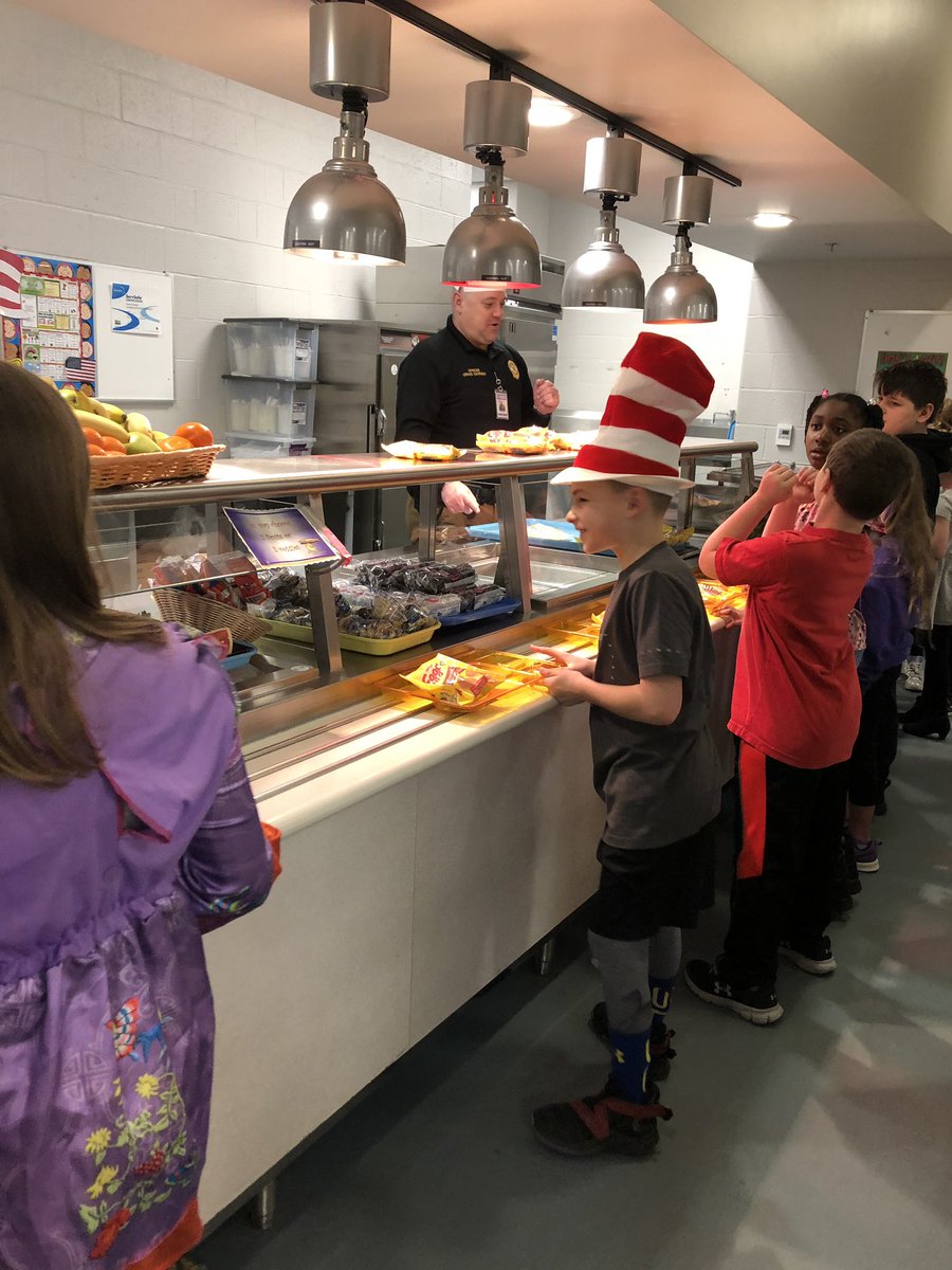PBSD_FoodDept's tweet photo. It was a fun Friday morning at Pivik! #NationalSchoolBreakfastWeek #HealthyEating @MrsGestrich @halasowski https://t.co/iCH8ROdRgr