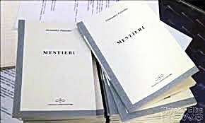 Donne i La lattaia

Un piano in marmo chiaro,
bianche mattonelle in terra
e tutt'attorno al muro.
Al calar del primo buio,
Maria calava il ramaiolo
nel latte appena munto
che vendeva sfuso
perché solo così si usava.

A.P. 
#donne 
<a href="/CasaLettori/">Casa Lettori</a> <a href="/InternoPoesia/">Interno Poesia</a> <a href="/pelagosletterat/">pelagos letteratura</a>