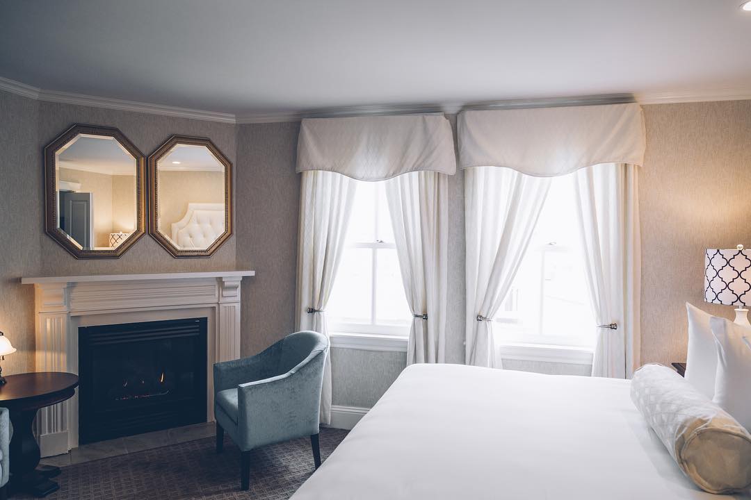 Old world charm + modern day luxury. Welcome to our Deluxe rooms.

thegreatgeorge.com/our-rooms/delu…