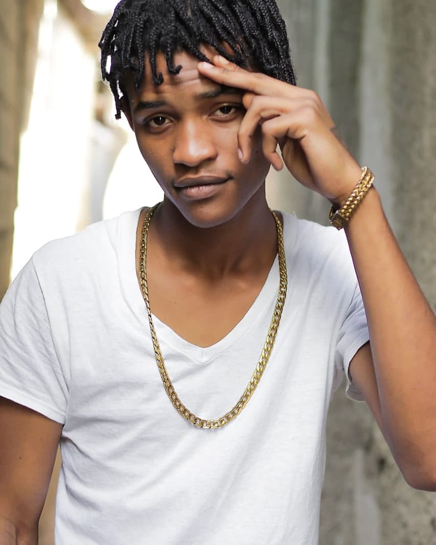JuliaOkuru's tweet photo. Fabian Wayne Edwards better know by his stage name FireVerse is an #Jamaican independent #musician, #singer, and #songwriter. He is also known for his work as the artist launched his team WorldClassic . #FireVerse has released one #album called ''Classic Life'' #Music #Reggae https://t.co/knvi5NctQf