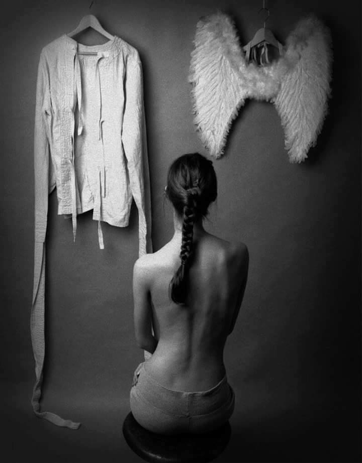 literlandweb1's tweet image. "Quítate ya los trajes, 
las señas, los retratos; 
yo no te quiero así, 
disfrazada de otra, 
hija siempre de algo. 
Te quiero pura, libre, 
irreductible: tú."
"La voz a ti debida", Pedro Salinas