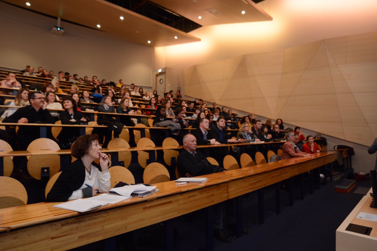 [#8mars] Osez le numérique #Osezlenum à #Lorient !
C’est en mode interactif que C. Marchal @adnouest poursuit en proposant au public de faire part de son avis sur « Que peuvent apporter les femmes au monde du numérique ? »
