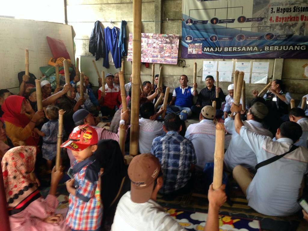 zyahdhan's tweet photo. Bocoran kisi-kisi demo nih. Itu mereka mau aksi kembali, buruan kasih tahu @jokowi , jangan kabur kalo didatengin rakyat.

INTRUKSI PRESIDEN TIDAK DIJALANKAN.. " 1095 AWAK MOBIL TANGKI PERSIAPKAN AKSI KEMBALI "..!!! OBOR MANA OBOR🔥🔥
#save1095Amt 
#PekerjakanKembali
@pointer_ID https://t.co/JkDP3K02CZ