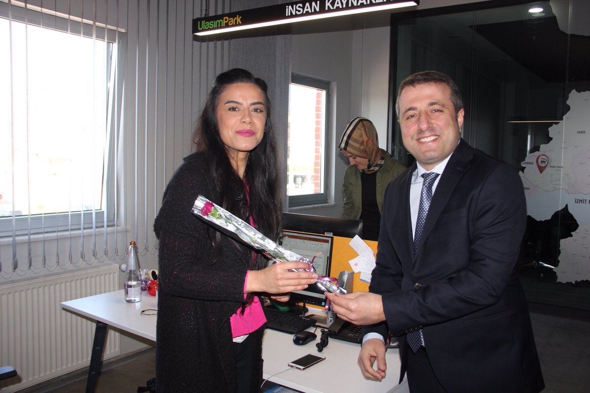 ulasimpark's tweet photo. Genel Müdür vekilimiz Dr. Zafer Aydın kadın çalışma arkadaşlarımızın #8martdunyakadinlargunu ‘nü kutladı. 💐 https://t.co/HU1dVRPEB7