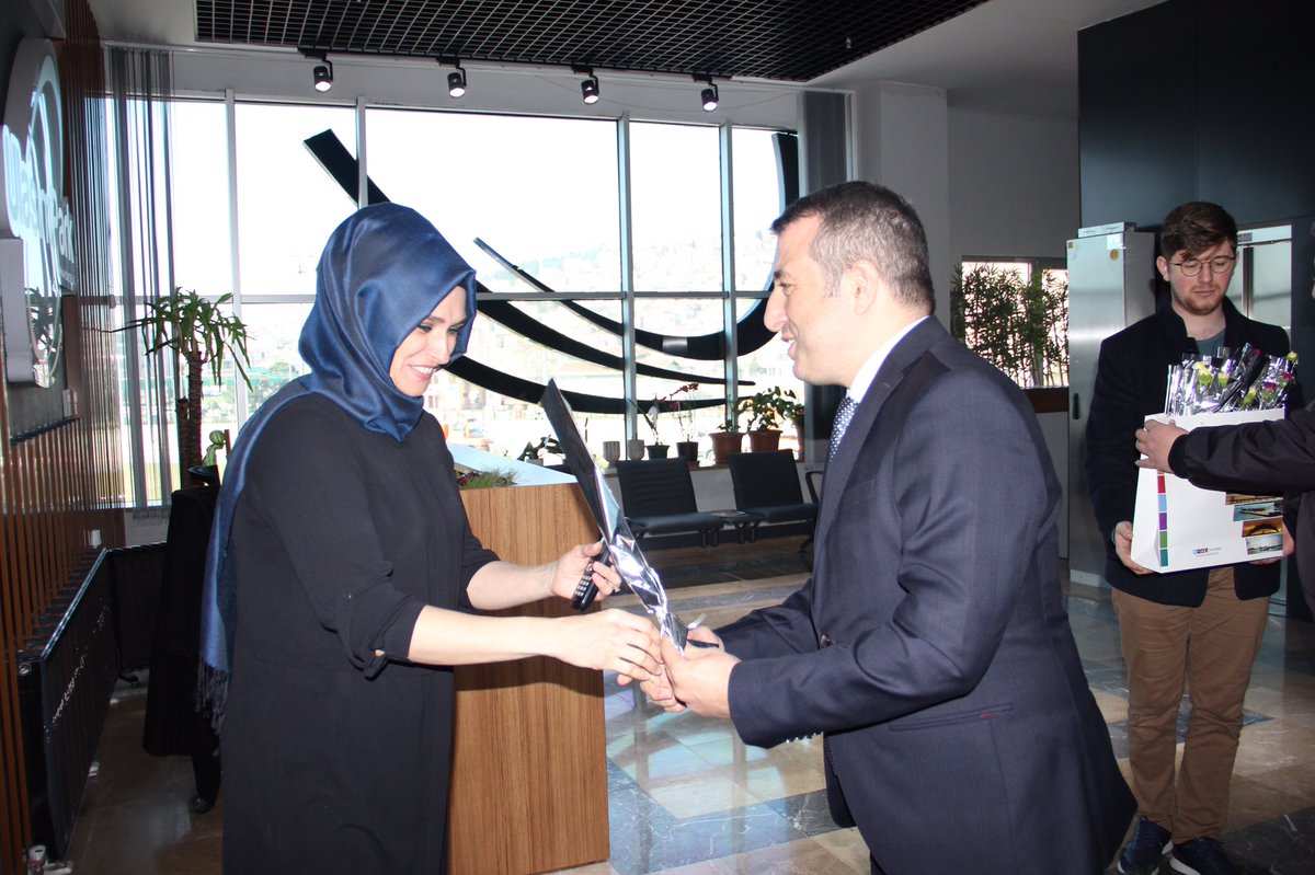 ulasimpark's tweet photo. Genel Müdür vekilimiz Dr. Zafer Aydın kadın çalışma arkadaşlarımızın #8martdunyakadinlargunu ‘nü kutladı. 💐 https://t.co/HU1dVRPEB7