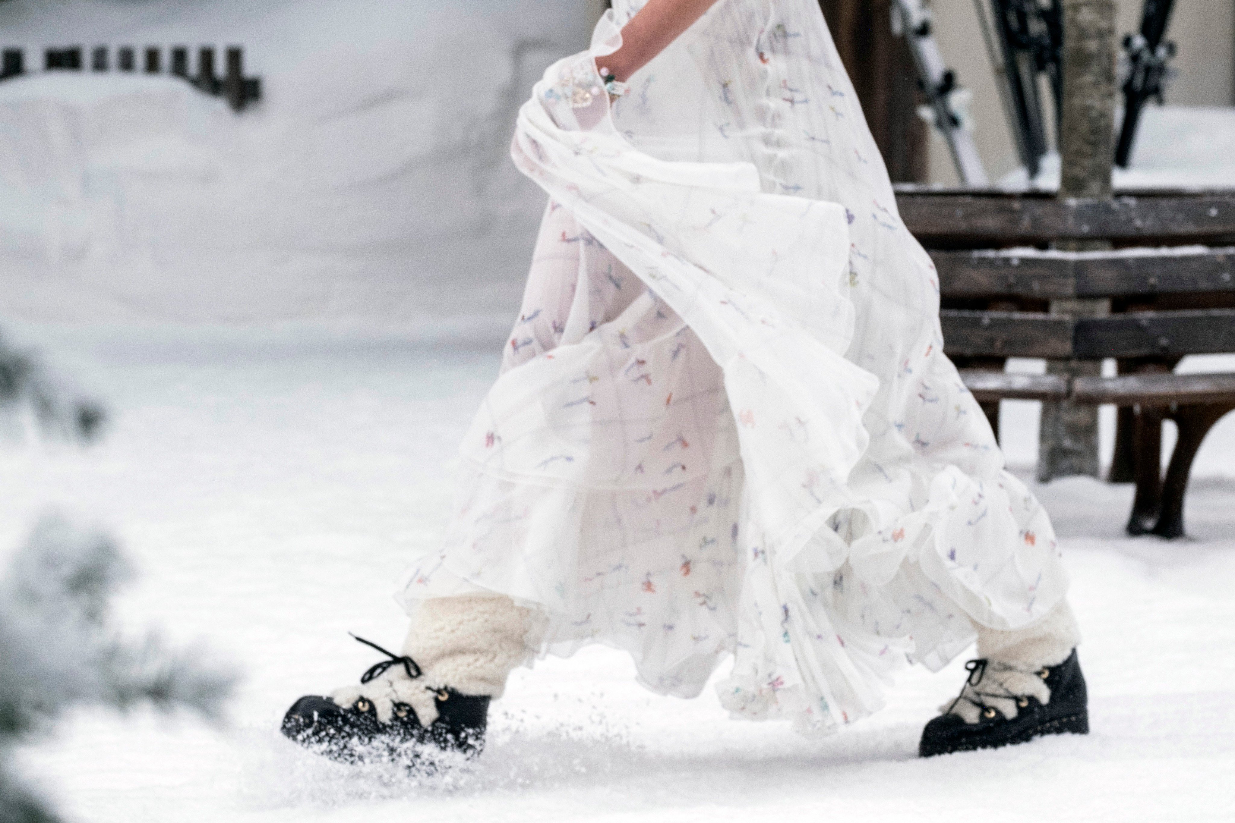 CHANEL on X: Flounced chiffon dresses and ski suits feature prints covered  in miniature skiers, hurtling down slopes among ski lifts and cable cars.  #CHANELintheSnow #PFW More on    / X