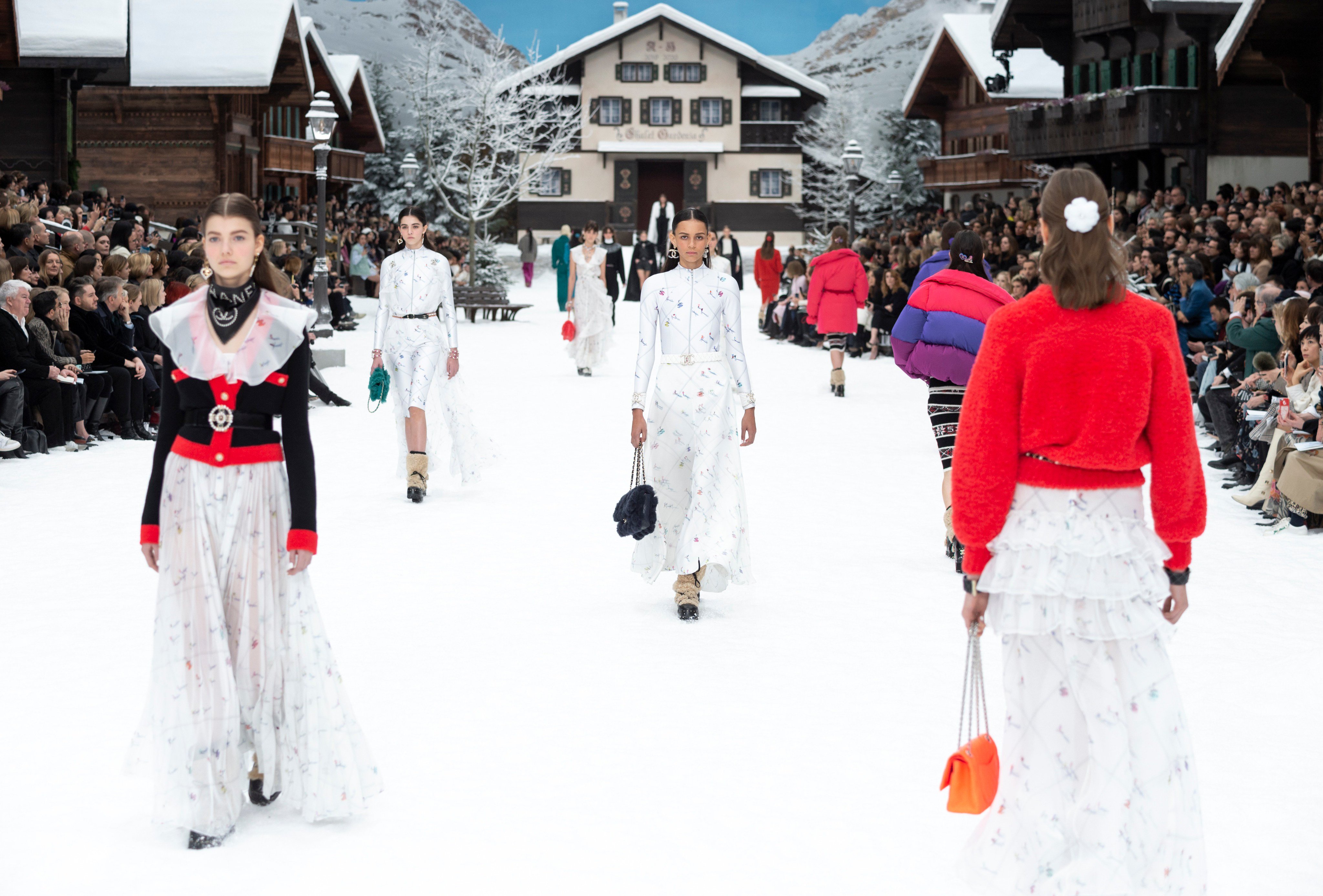 CHANEL on X: Flounced chiffon dresses and ski suits feature prints covered  in miniature skiers, hurtling down slopes among ski lifts and cable cars.  #CHANELintheSnow #PFW More on    / X