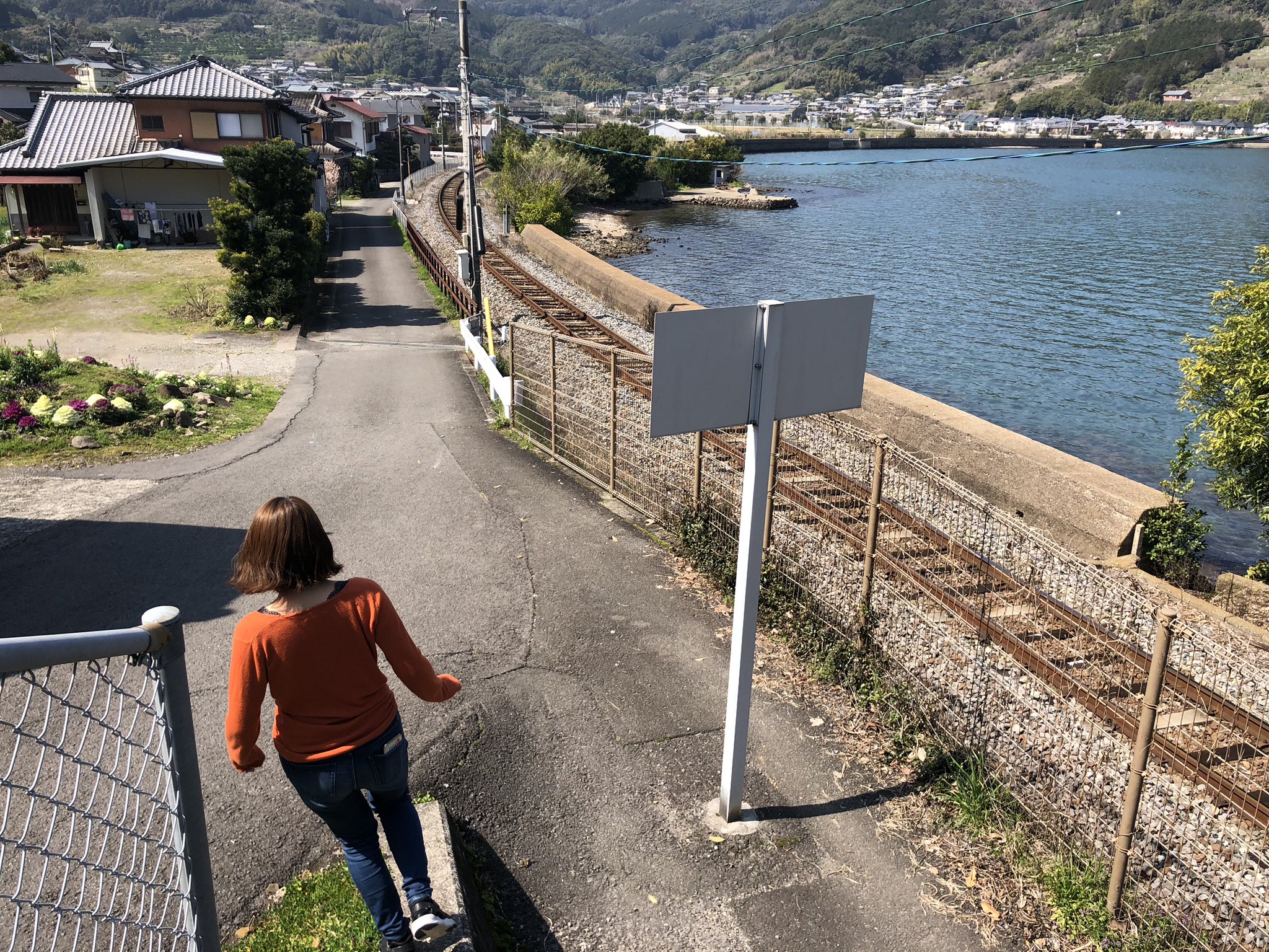 みい 雅治少年がおばあちゃん家に行くために通っていた東園駅 わたしはこの海が好きです この弓形に続く線路の 自然と歌いたくなる 福山雅治 ましゃさるく 東園駅 大村湾 Bros1991