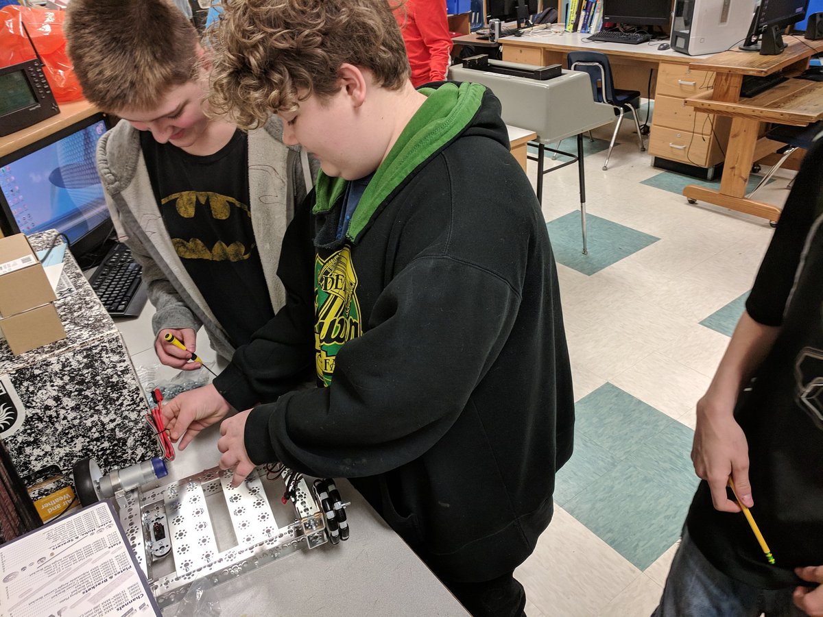 KB_CTE's tweet image. 8th graders in our Technology Systems class learning about #Robotics with our brand new #Tetrix kits!  Hands on #collaborative #learning  at it&apos;s best.