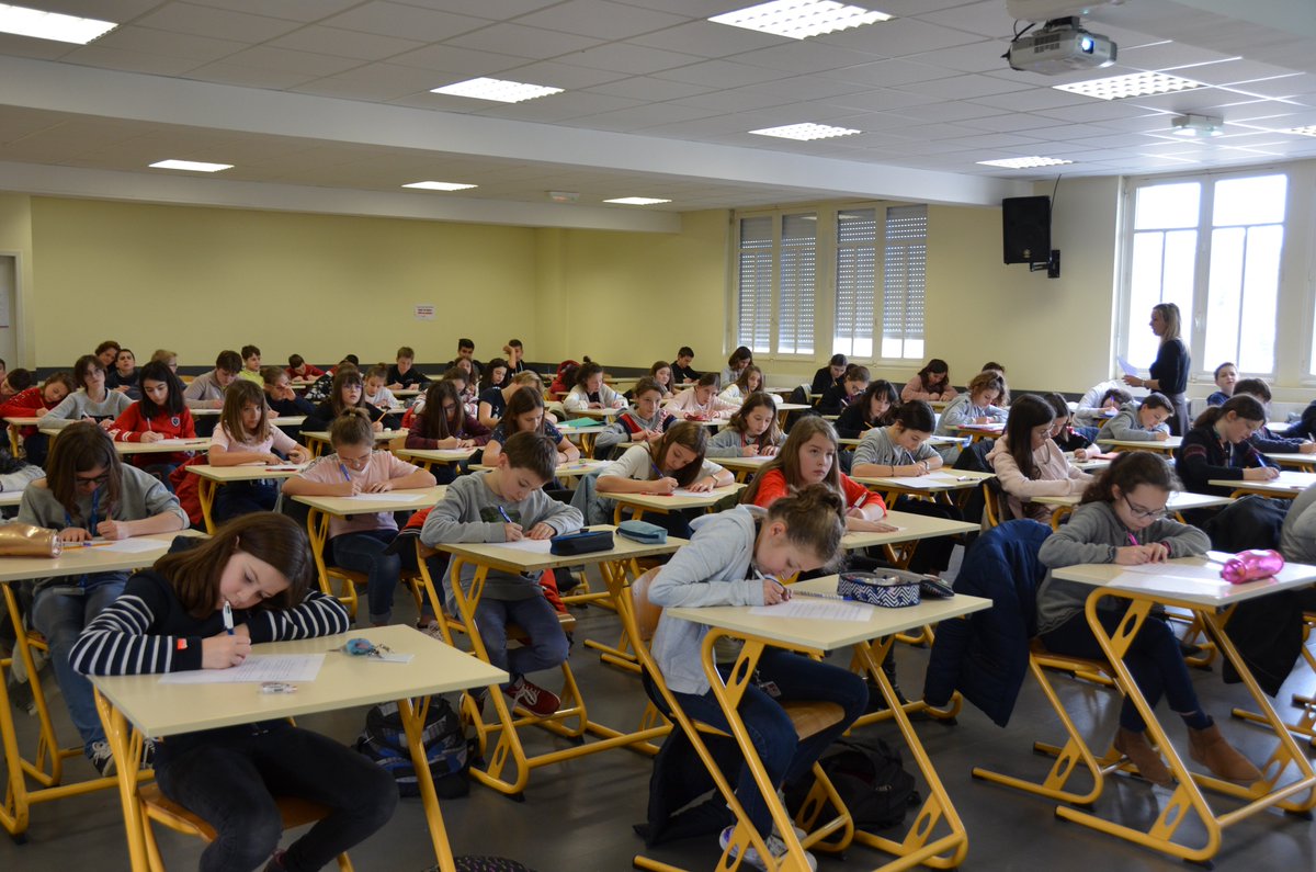 EcoleSaintGab's tweet photo. #Dictée du @RotaryFR #LesHerbiers #Rotary cet après-midi à #SaintGab' pour 300 collégiens, lycéens et parents volontaires ! https://t.co/SZgYOY9wVl