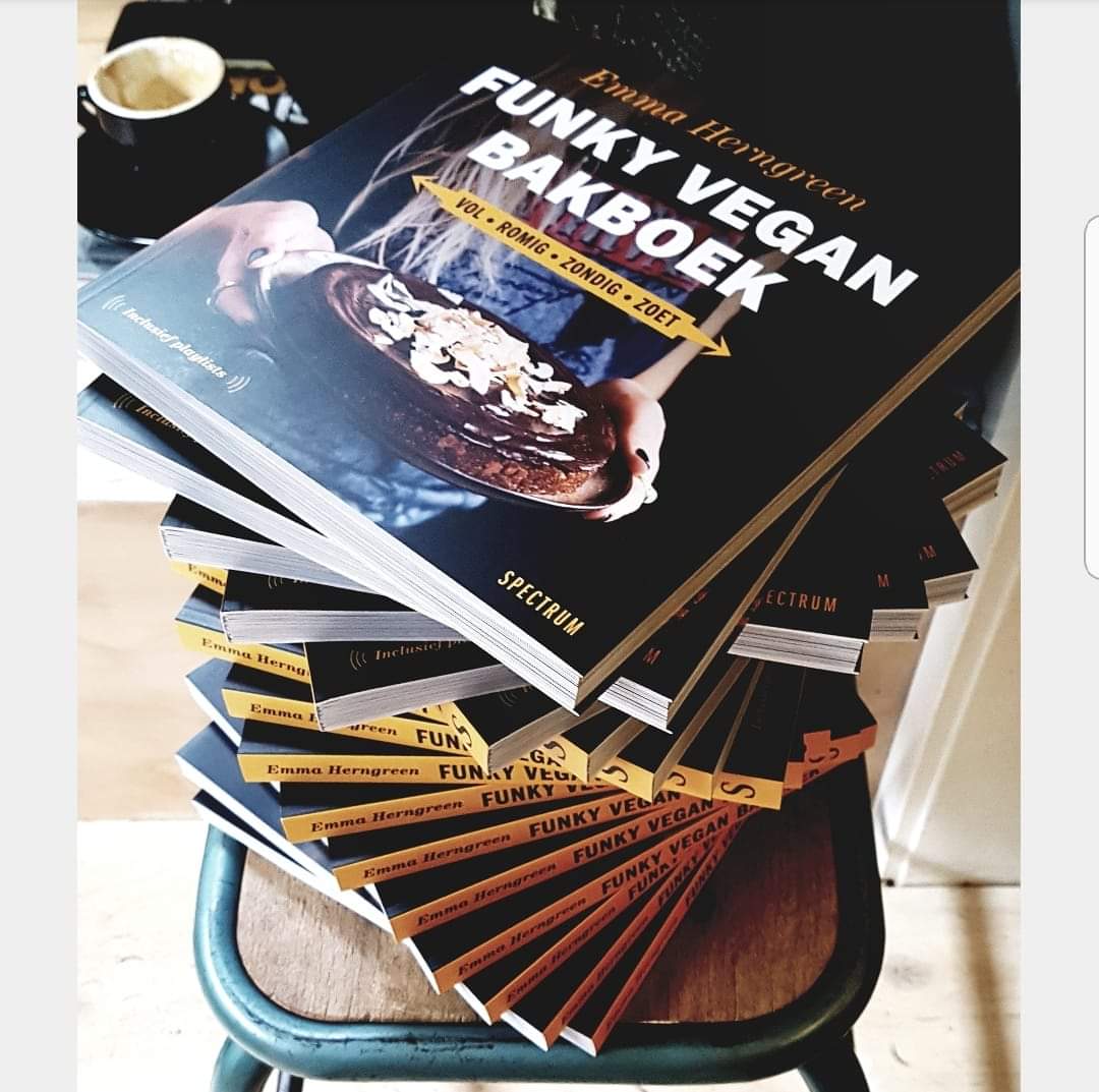 De presi van het bakboek van <a href="/VeganFunky/">Emma Herngreen</a> was tasty as funk! Dank <a href="/blackgoldams/">Black Gold Amsterdam</a> 🎵🍰 #FunkyVegan <a href="/UitgeverijUBHS/">Unieboek | Spectrum</a>