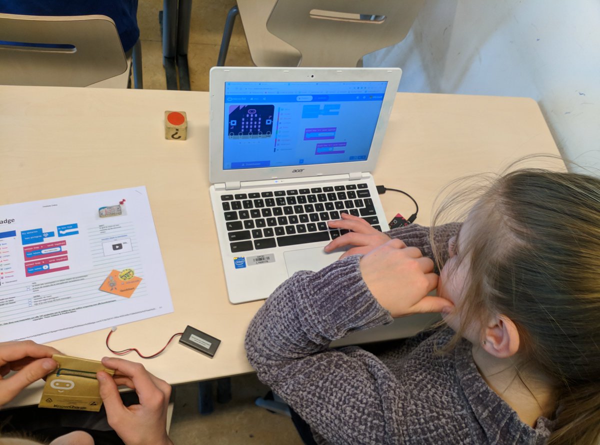 @4pip @PeterHeldens  Vandaag in groep 8 met combi @microbit101 bladen & @FutureNLorg ExpeditieMicrobit koffers gewerkt. Jullie bladen werken erg fijn!