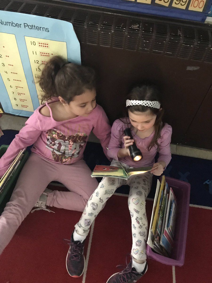 MrsSortorsclass's tweet photo. Flashlight Friday! #readingmonthfun @MorrishDragons https://t.co/JVffwy0cZI