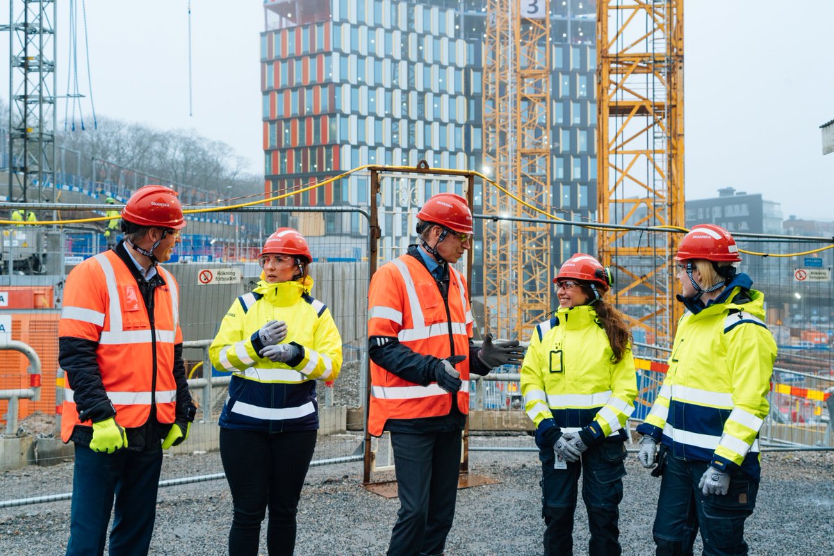 Samma vecka Internationella kvinnodagen inträffar startar Skanskas nya lärlingsprogram för kvinnor. Sveriges nya bostadsminister Per Bolund var nyfiken på initiativet och besökte deltagarna på Skanskas projekt Sthlm New. skanska.se/om-skanska/pre…