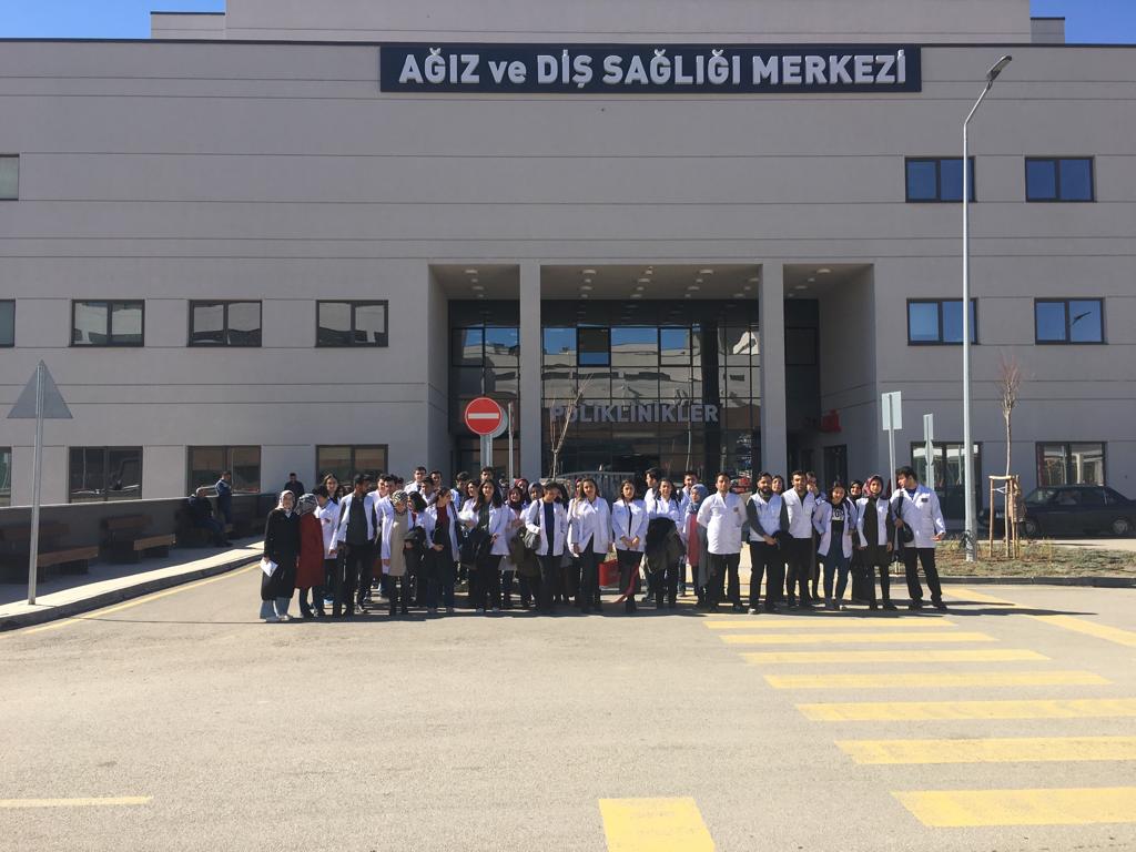 firatgencyyd's tweet photo. FIRAT GENÇ YERYÜZÜ DOKTORLARI OLARAK DİŞ HEKİMLİĞİ 1. SINIF ÖĞRENCİLERİMİZLE YAPTIĞIMIZ DENTAL SOHBETLER ETKİNLİĞİNDE ELAZIĞ FETHİ SEKİN ŞEHİR HASTANESİ ADSM BAŞHEKİMİ DT MUSTAFA KARABULUT HOCAMIZDAN HASTANE HAKKINDA BİLGİLER ALDIKTAN SONRA KLİNİKLERİ GEZDİK. https://t.co/xulIYlfVhU
