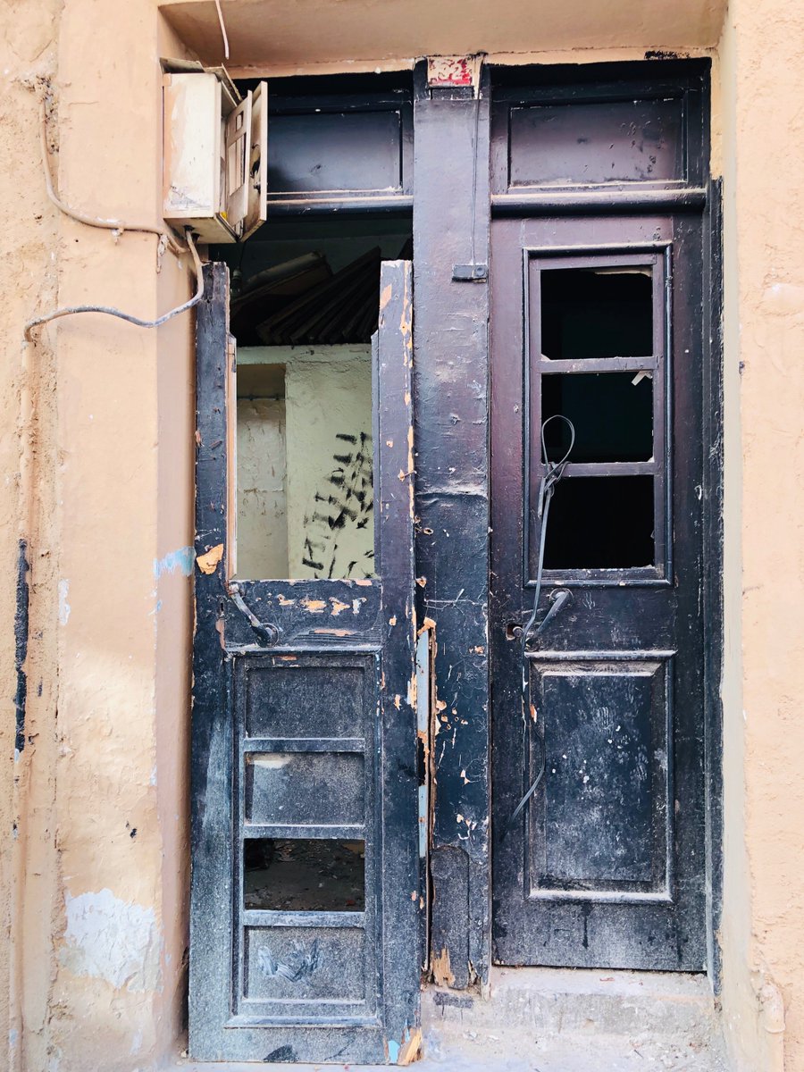 Bir ressamın hüzünlü hikâyesi: İzmir’in değerlerine sahip çıkan, sorumluluk alıp ihmalle-ilgisizlikle mücadele eden kent gözlemcisi Orhan Beşikçi’nin Basmane bölgesinde misafiri oldum. Küçük bir tur yaptık. Rota kısaydı ama hikâyeler uzundu...
+