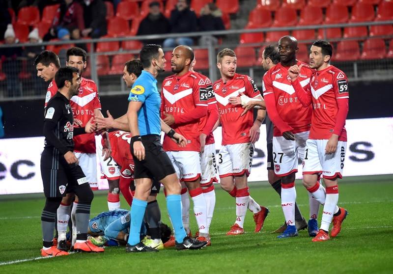 fandvl's tweet photo. Vafc à Brest ce vendredi 8 Mars à 20h pour le compte de la 28ème journée de la Domino's Ligue 2- Csubtil partenaire majeur souhaite un bon match à tous les supporters ! #csubtil #ecraninteractif #VAFC
#football #ligue2 #SB29VAFC #Brest #Valenciennes https://t.co/w05PegRr6o
