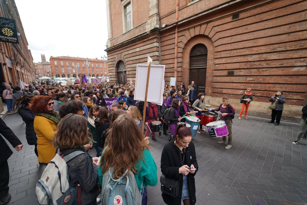 Le cortège du #8Mars se met en marche et quitte la place du Capitole à #Toulouse