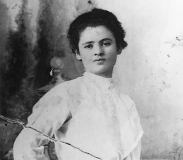 workerscircle's tweet photo. Happy #InternationalWomensDay! We celebrate women - past &amp; present - who've made positive, lasting change in the world. Women like Clara Lemlich, whose powerful #Yiddish speech kicked off 1909 Uprising of the 20,000, the largest strike by women workers in the U.S. at that time https://t.co/XV6BvFaBtE