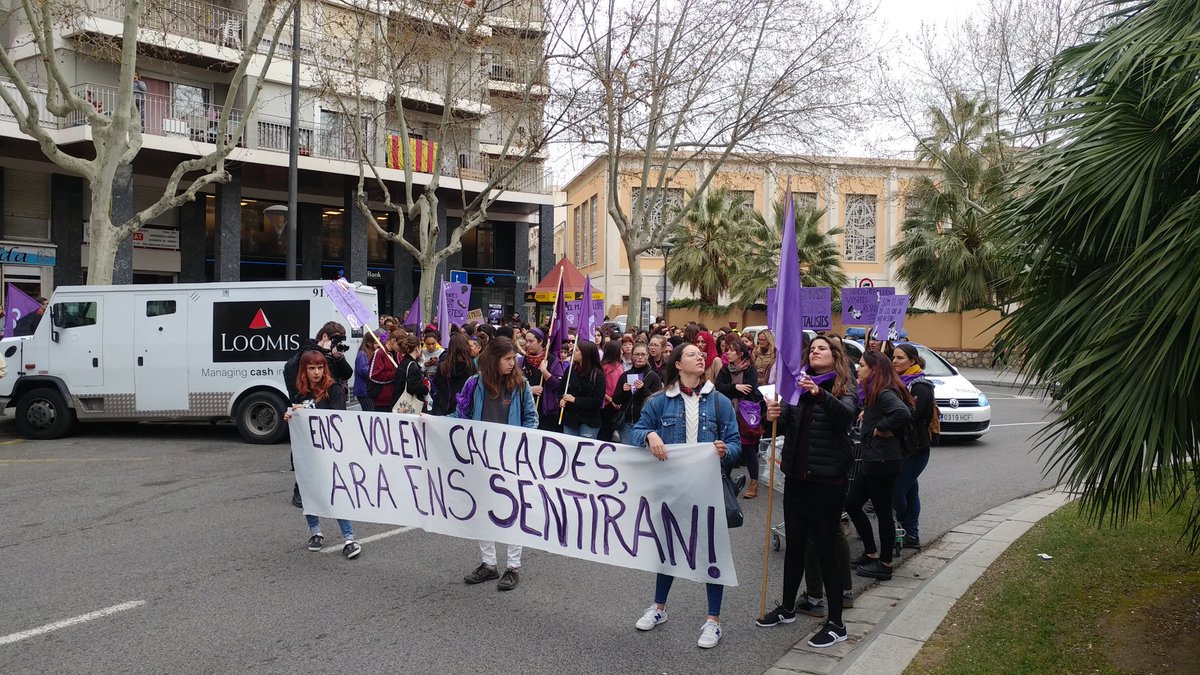 sepc_urv_reus's tweet photo. Aquestes són algunes de les fotos d'avui al matí. La Plaça Mercadal a vessar!
Seguim! Aquesta tarta a les 18:30h a Plaça Imperial Tàrraco (TGN)
#EstudiantsVG8M #DecidimFeminisme https://t.co/HlTs6pPZpA