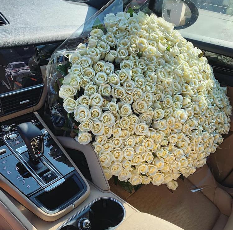 CopelliaF's tweet photo. De: @utonystark
Para: @awomensquad e @alianovn

“Rosas brancas para selar a paz entre mim e as mulheres desse squad que estão sempre irritadas comigo, vocês são incríveis meninas. E rosas vermelhas pro amor da minha vida.” https://t.co/JdOrPGKgML