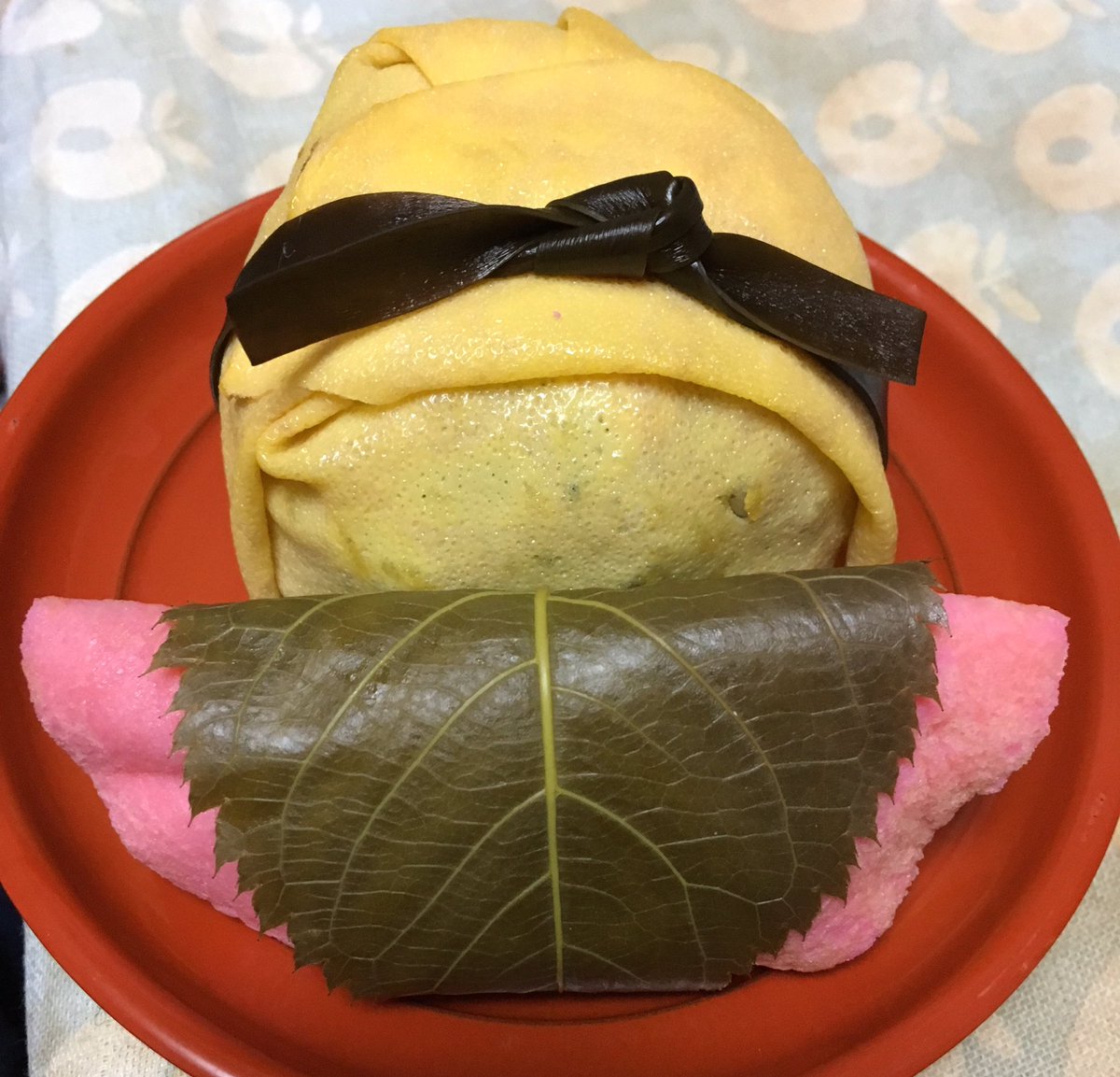 オリーブ 1枚目 八竹 の 茶巾寿司 2枚目 有職 の 茶巾寿司 と さくら 見た目は桜餅風のお寿司 3枚目 蛤寿司蛤寿司 は来年2月まで販売されない 食べ比べると 有職の蛤寿司 ハ竹の茶巾寿司は同格 中身の豪華さはハ竹が上 有職の さくら の