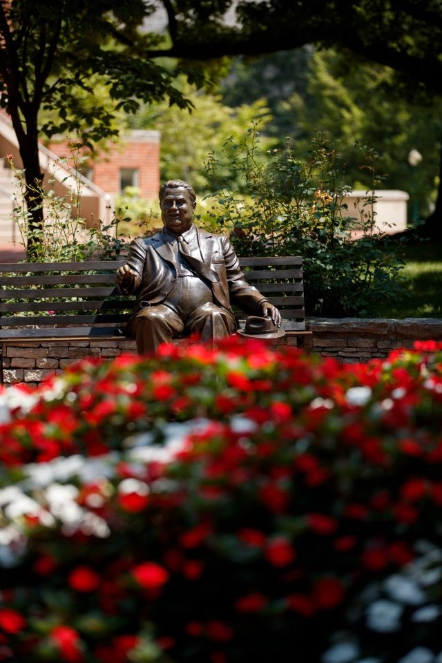 Hey Hoosiers!! We hope you have a great Spring Break! Don’t forget to check out our awesome opportunities and sign up for the 2019 Homecoming Steering Committee! Just click the link in our bio! See you soon!🔴⚪️😎