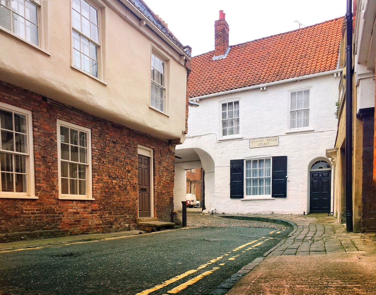 OFF THE BEATON TRACK. I took a walk via Ogleforth and Chapter House Street to the York Minster. A gorgeous shortcut along cobblestone back streets. #loveyork #cobbledstreets #History #Medieval #York #Architecture #Romans #Vikings #Ancient
