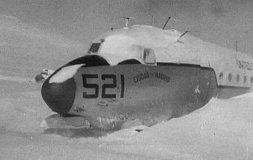 Estamos en 1960, esta noche un DC-4 de la US Navy que se dirigía desde Nápoles a Port Lyautey en Marruecos (no Rota como indican otras fuentes) se estrellará en Sierra Nevada, #Granada....