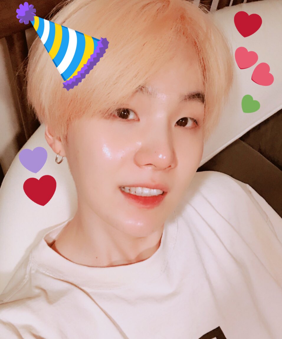 sceneryfortae's tweet photo. @BTS_twt Happy birthday Yoongi!! 🎂💘 You’re such an inspiration to all of us and your music really changed this world, i wish you all the happiness and good things. I admire you and love you so so much ❤️💗 #OurFirstLoveYoongi https://t.co/qUOBCuL8Gp