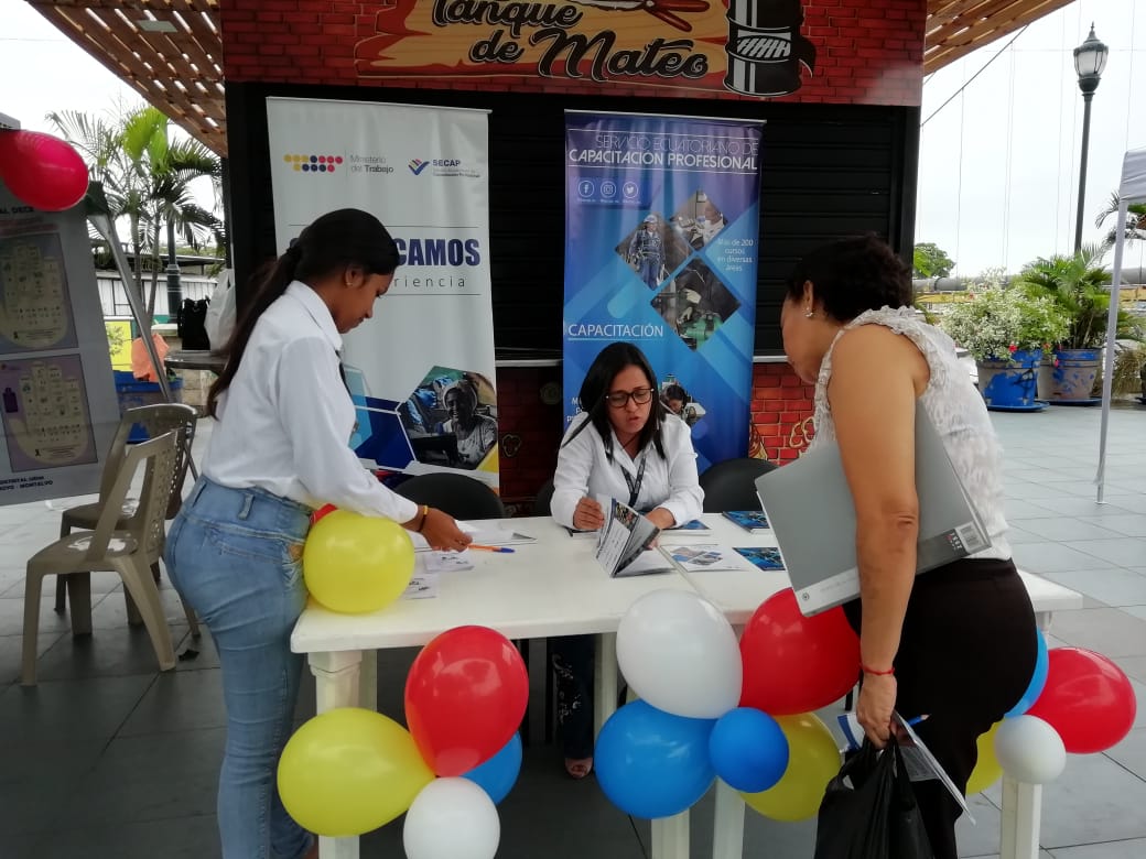 secap_ec's tweet photo. #Babahoyo | En la Feria Institucional realizada en conmemoración al Día Internacional de la Mujer se socializó los servicios de capacitación y certificación para este año.
#SecapCercaDeTi #SecapZonal5 https://t.co/sQHzLQJozY