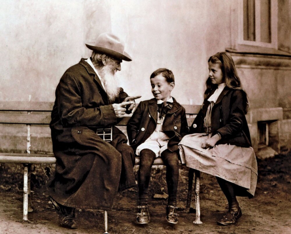 Tolstoy sanatı nasıl yorumlar sorusunun cevabı için yazarın kitaplarına göz atmakta fayda vardır. Hem romanlarında ve öykülerinde hem de deneme ve düşünce kitaplarında sanata dair reel yorumlarını görmek mümkündür. Devamı => mavimenekse.com/genel-kultur/t… #kültürsanat #tolstoy #yazarlar