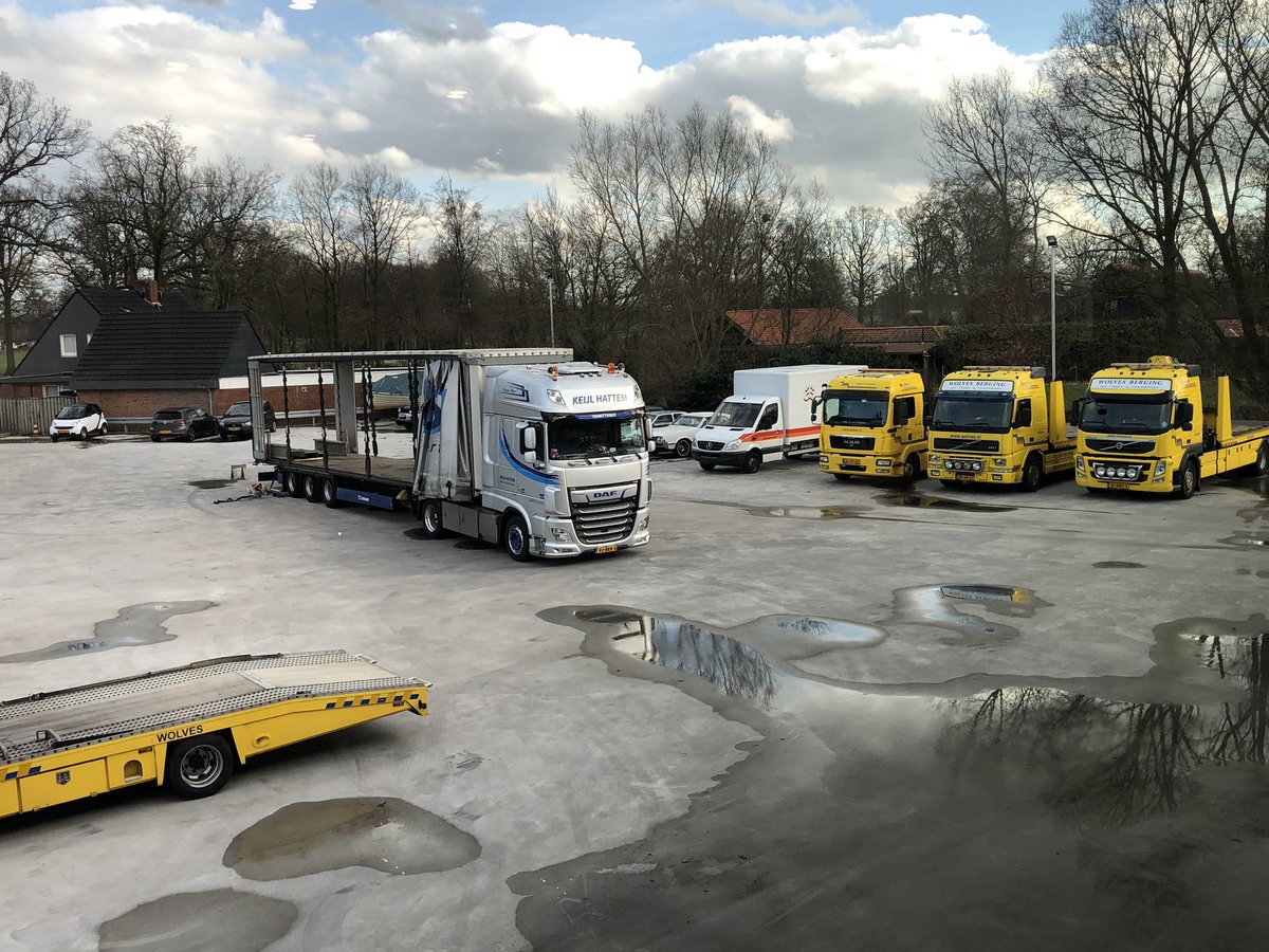 vvdoverijssel's tweet photo. Vierde stop: Wierden. Op bezoek bij Wolves Autoberging. Belangrijk om de weg weer snel veilig te maken. Waardering voor deze doeners! #vanNnaarA35 #OnsOverijssel 🚙 https://t.co/lGwycT9Lv3