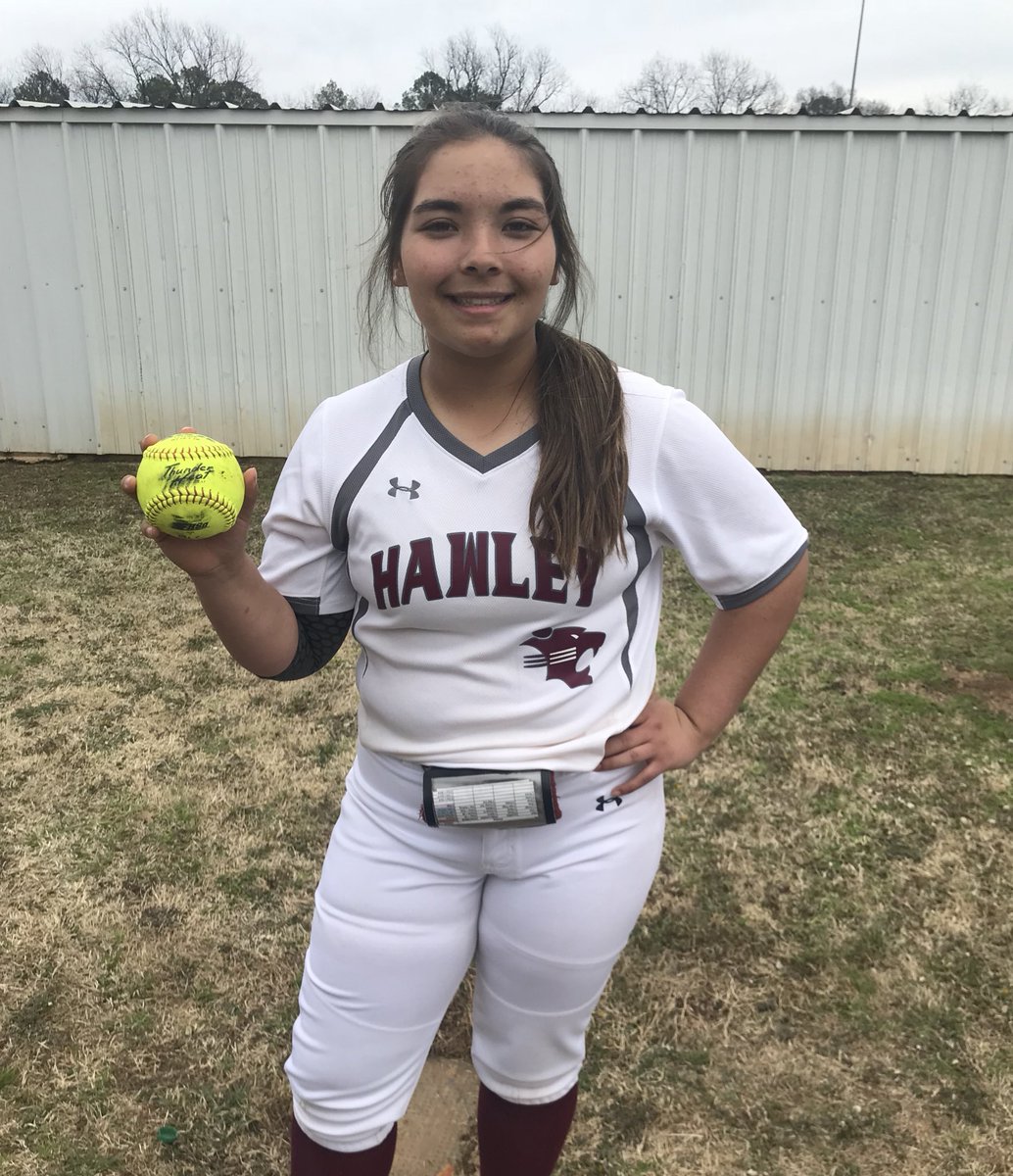 sam_newton_'s tweet photo. my sister is a beasstttt!! #dingerszn https://t.co/5nQS1zNh1A