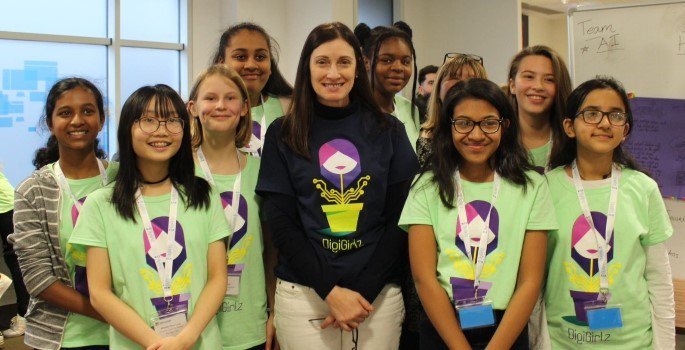 Image of Cindy Rose with group of DigiGirlz participants 