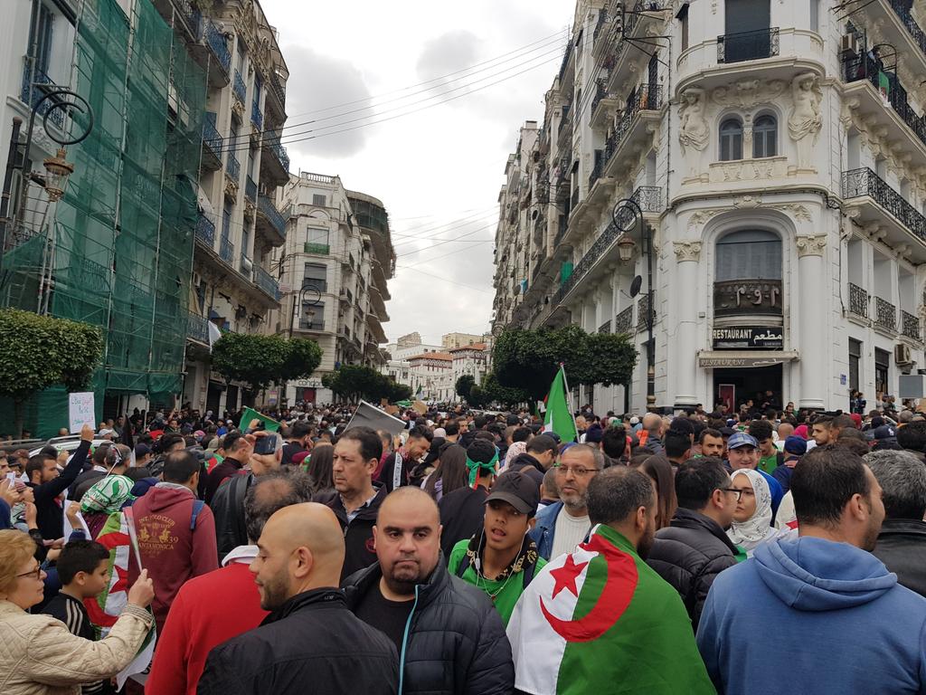 AthOuharzoune's tweet image. #non_au_5eme_mandat #1lg #Algérie #حراك_8_مارس #ALGER