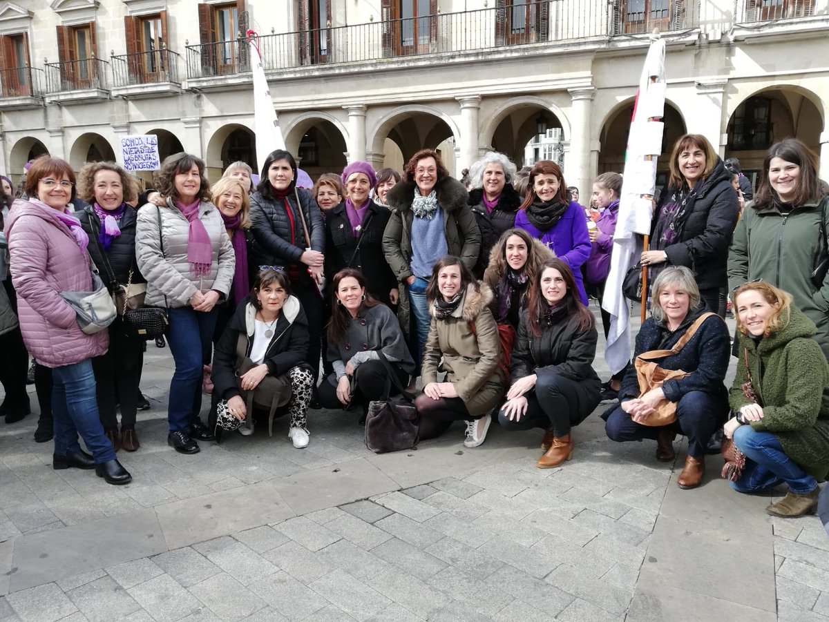 #martxoak8 #EmakumearenEguna 
Lankideekin, lagunekin, kideekin... aske sentituz, konplize izanez, gure eskubideak ozen aldarrikatuz! 
#Berdintasuna 
🗣🗣🗣💜💜💜
Arratsaldean denok manifestaziora!! #ArabaEraikiz