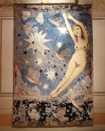 UffiziGalleries's tweet photo. "I never imagined that I would have the opportunity to make a tapestry, but I said yes, and now I can't stop. Some of the tapestries are marvellously quiet and minimalist; others, dense and dreamlike, almost cosmic in their woven layers" #KikiSmith #GAM  #UffiziNow #5WomenArtists https://t.co/x9GkMf48yT