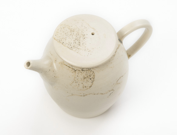 New! An elegant teapot by Makiko, the complete the 'Vanille' collection. The cracked finish will evolve with each infusion as the tannins enter the cracks and enrich the overall finish.

bit.ly/2BvuDa1