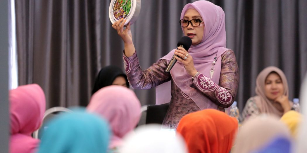 Wakil Ketua PKK Aceh, Dyah Erti Idawati menyampaikan materi pada simposium gerakan upaya pencegahan stunting yang dilaksanakan oleh BKKBN Aceh di Hotel Kriyad Muraya, Banda Aceh Jumat (8/3). #seputaraceh