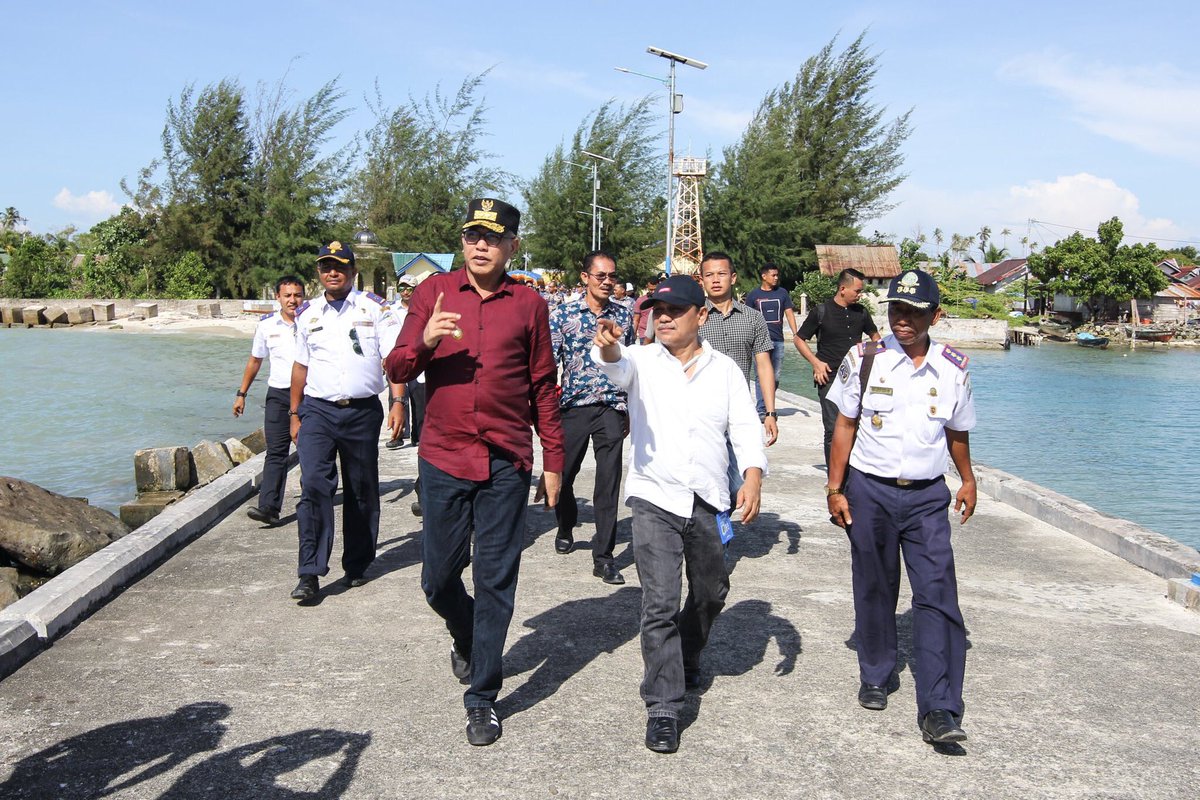 Setelah meninjau dan melakukan ramah tamah dengan masyarakat Kecamatan Pulau Banyak Barat, Plt Gubernur bersama rombongan menuju Pulau Balai Kecamatan Pulau Banyak | selengkapnya di goo.gl/okJkdc #seputaraceh