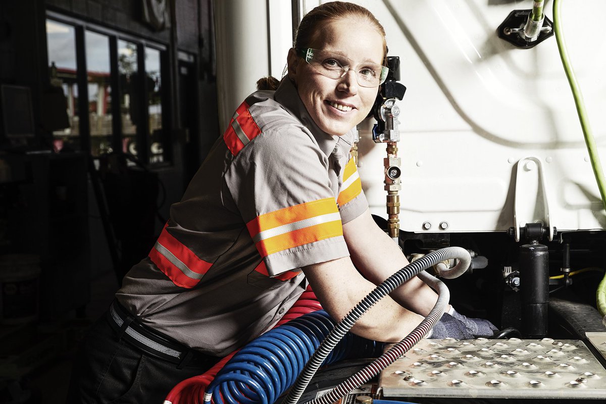 RyderSystemInc's tweet photo. Happy International Women’s Day! Ryder is proud to celebrate women's social and economic achievements as we partner with @WomenInTrucking to encourage the employment of women in the trucking industry. #IWD2019 https://t.co/cyPPaB1RIA