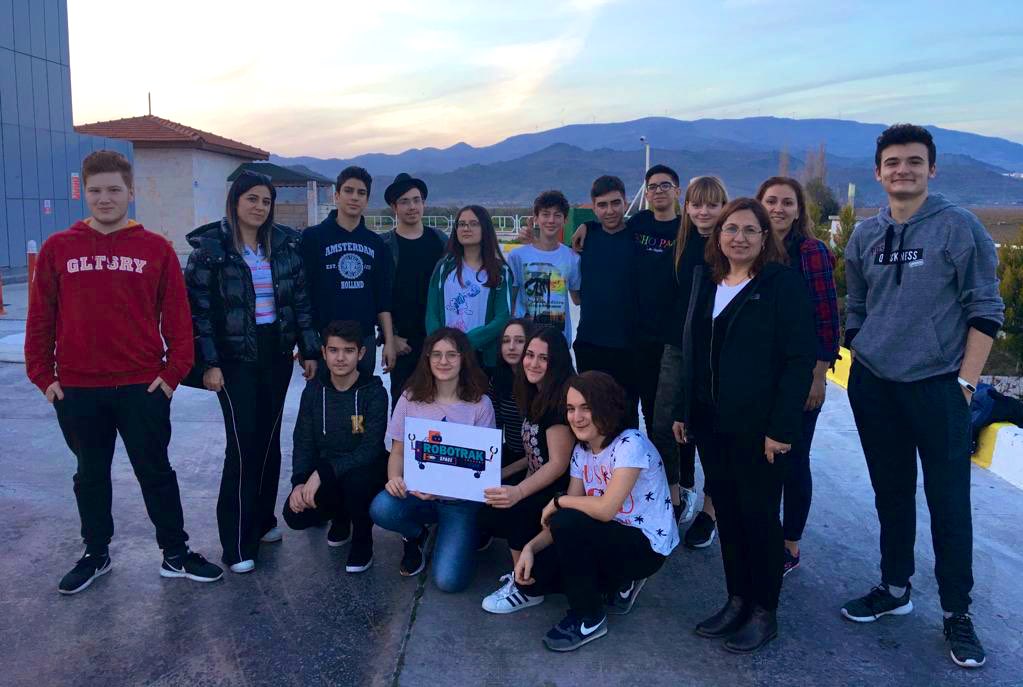 Bahcesehir22's tweet image. FLL takımımız @robotrakspace , Lise Müdürümüz @aysunyigitsoy ve takım koçları ile birlikte İzmir’de gerçekleştirilecek olan Ulusal Turnuvaya doğru yola çıktı 🚀 Takımımıza başarılar diliyoruz 💫🤖